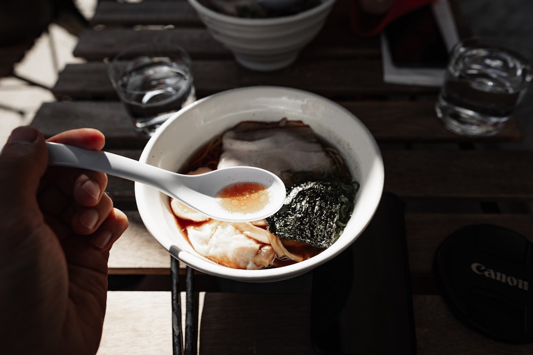 découvrez l'authenticité des ramen japonais avec notre recette traditionnelle alliant saveurs riches et ingrédients frais. savourez chaque bouchée de ce plat emblématique qui réchauffe le cœur et émerveille les papilles.