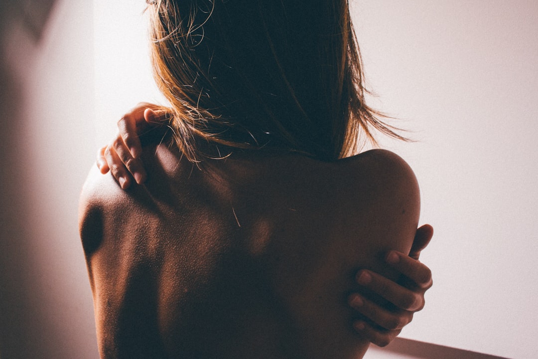découvrez des solutions efficaces pour soulager les douleurs de dos. des astuces pratiques, des exercices de renforcement et des conseils pour améliorer votre posture, afin de retrouver un confort optimal au quotidien.