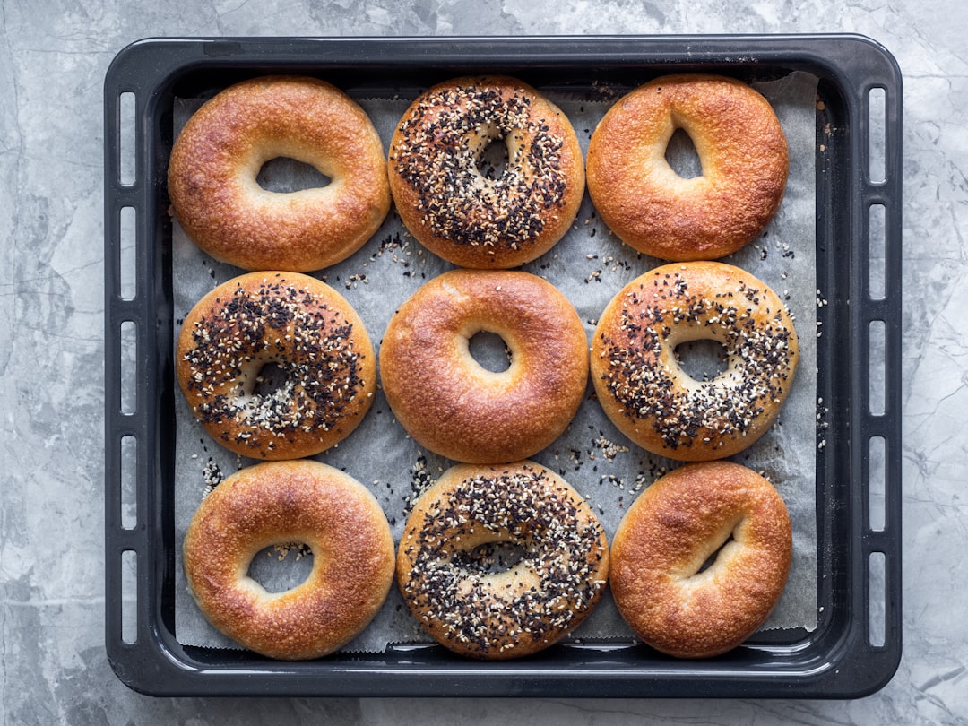 découvrez le délice des bagels, ces pains ronds garnis de diverses saveurs et textures. parfaits pour le petit déjeuner, le déjeuner ou une collation, nos bagels sont faits maison avec des ingrédients frais. explorez les recettes classiques et innovantes qui raviront vos papilles!