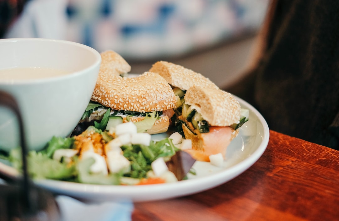 découvrez le monde savoureux des bagels : une délicieuse gamme de pains ronds, croustillants à l'extérieur et moelleux à l'intérieur, garnis d'ingrédients variés et créatifs. parfait pour un petit-déjeuner, un déjeuner ou une collation, le bagel s'adapte à toutes vos envies culinaires!