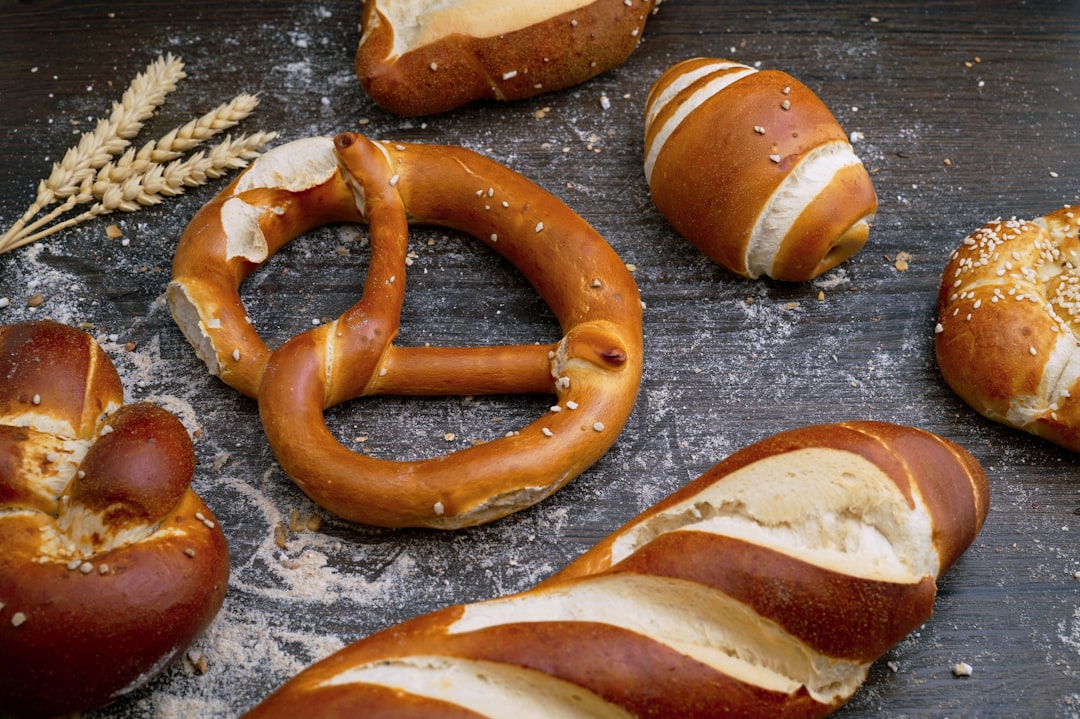 découvrez l'univers savoureux des bagels, ces délicieuses petites pains ronds au centre creux, parfaits pour un repas rapide ou un brunch gourmand. explorez nos recettes variées, des garnitures classiques aux créations audacieuses, et laissez-vous séduire par ce met rempli de goût et de texture.