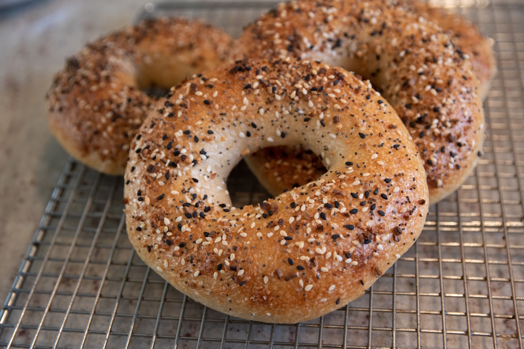 découvrez le délicieux monde des bagels ! dégustez des bagels moelleux et savoureux, garnis de vos ingrédients préférés. que ce soit pour un petit-déjeuner copieux ou un déjeuner léger, nos bagels sauront ravir vos papilles !