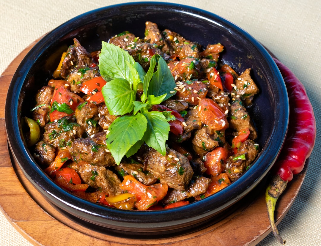 découvrez la recette classique des baked beans, un plat savoureux à base de haricots cuits lentement dans une sauce de tomate riche et épicée. idéal comme accompagnement ou plat principal, cette préparation réconfortante plaira à toute la famille. parfait pour vos repas en toute saison !