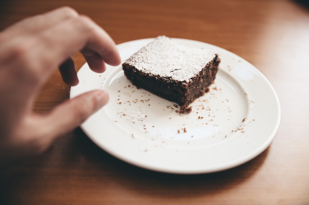 découvrez notre recette savoureuse de cabillaud cuit au four, un plat délicieux et sain, parfait pour vos repas en famille ou entre amis. facile à préparer, ce cabillaud tendre et juteux est assaisonné d'herbes aromatiques et d'ingrédients frais pour un goût irrésistible. essayez-le dès aujourd'hui !
