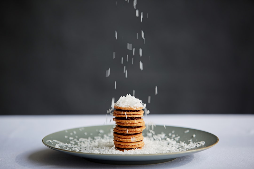 découvrez les multiples usages du bicarbonate de soude, un produit naturel polyvalent qui révolutionne votre routine de nettoyage, vos recettes de cuisine et vos remèdes maison. apprenez comment ce simple ingrédient peut faciliter votre quotidien et améliorer votre bien-être.