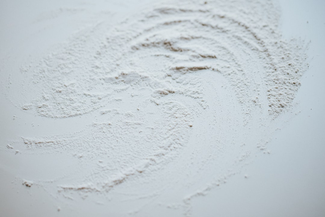 découvrez les multiples usages du bicarbonate de soude : un ingrédient naturel pour la cuisine, un puissant nettoyant ménager et une solution efficace pour l'hygiène personnelle. apprenez à l'incorporer dans votre quotidien pour profiter de ses nombreux bienfaits !