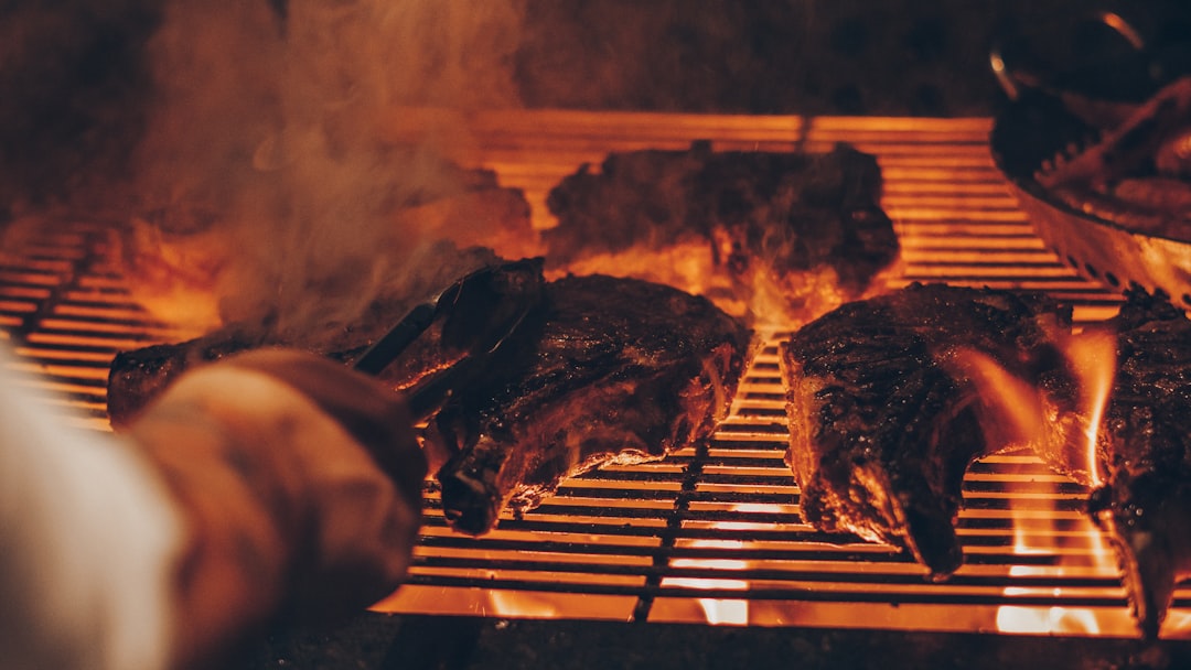 découvrez l'art du barbecue avec nos conseils, recettes et astuces pour sublimer vos grillades. du choix des viandes à l'accompagnement parfait, maîtrisez toutes les techniques pour des repas en plein air réussis et savoureux.