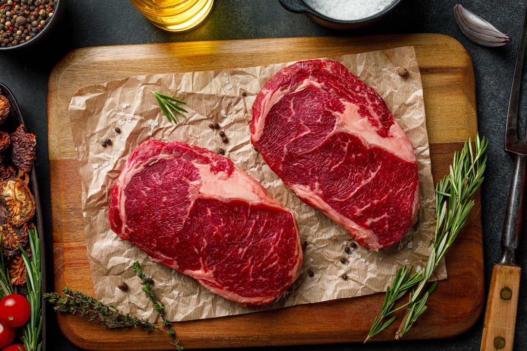 découvrez la recette traditionnelle du beef bourguignon, un plat savoureux de boeuf mijoté lentement dans un riche vin rouge, accompagné de légumes et d'aromates. parfait pour régaler vos convives lors d'un repas convivial.