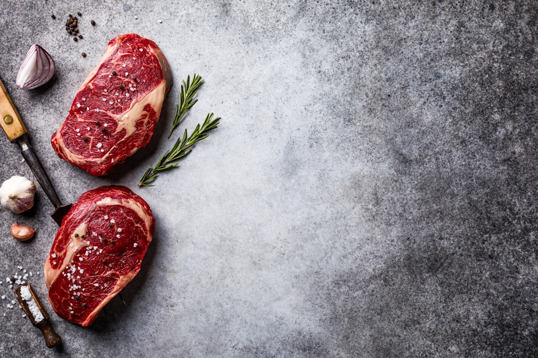découvrez notre recette authentique de boeuf bourguignon, un plat classique de la cuisine française, où des morceaux de boeuf mijotés longuement dans un délicieux mélange de vin rouge, d'oignons, de champignons et de lardons vous régaleront. un incontournable à savourer en famille ou entre amis.
