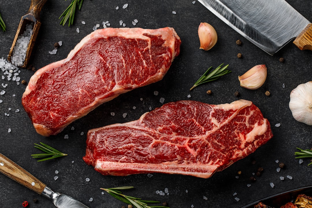 découvrez la recette authentique du beef bourguignon, un plat traditionnel français savoureux à base de bœuf mijoté dans un délicieux vin rouge, accompagné de légumes fondants et d'aromates. idéal pour régaler vos invités lors d'un dîner convivial.