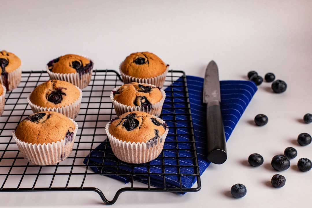 découvrez la recette irrésistible des muffins aux myrtilles : moelleux, parfumés et faciles à préparer, ils sont parfaits pour le petit-déjeuner ou le goûter !
