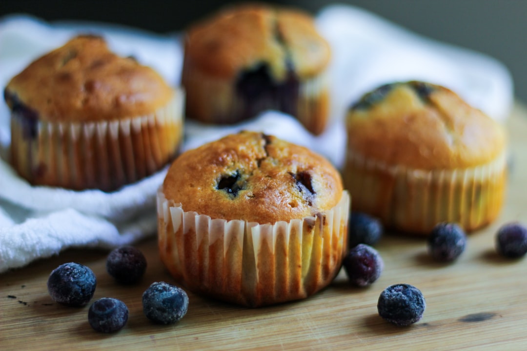découvrez la recette parfaite pour des muffins aux myrtilles moelleux et savoureux. idéals pour le petit-déjeuner ou le goûter, ces délicieuses douceurs allient la douceur des myrtilles à une pùte légÚre. suivez nos conseils pour les réussir à coup sûr et ravir vos papilles !