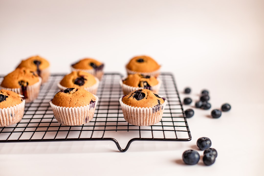 découvrez la recette irrésistible des muffins aux bleuets : ces douceurs moelleuses, à la fois sucrées et fruitées, sont parfaites pour le petit-déjeuner ou le goûter. laissez-vous séduire par leur goût savoureux et leur texture légÚre.