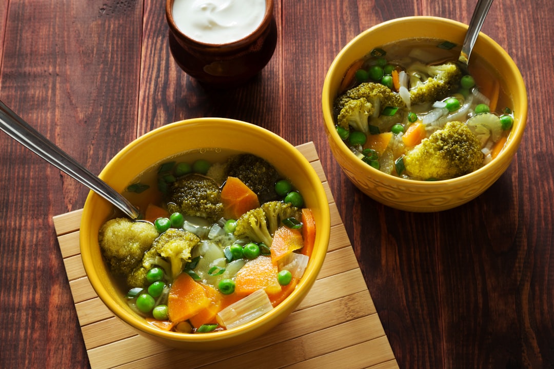 découvrez l'art de préparer un bouillon savoureux avec notre guide complet. apprenez à concocter des recettes de broth riches en nutriments, idéales pour réchauffer le corps et l'esprit. que ce soit pour une soupe réconfortante ou comme base pour vos plats préférés, explorez les secrets d'un broth fait maison!
