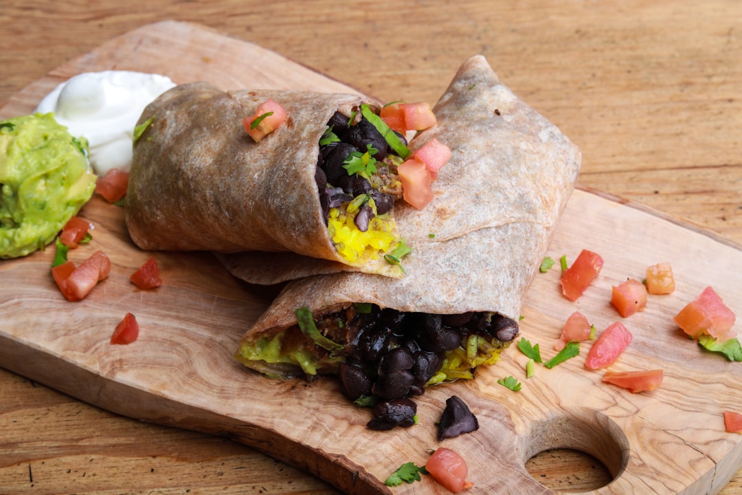 découvrez notre sélection de burritos savoureux et gourmands, préparés avec des ingrédients frais et de qualité. que vous préfériez le classique burrito au poulet, une version végétarienne, ou des combinaisons audacieuses, nos recettes délicieuses raviront vos papilles. parfait pour un repas rapide ou un repas entre amis.