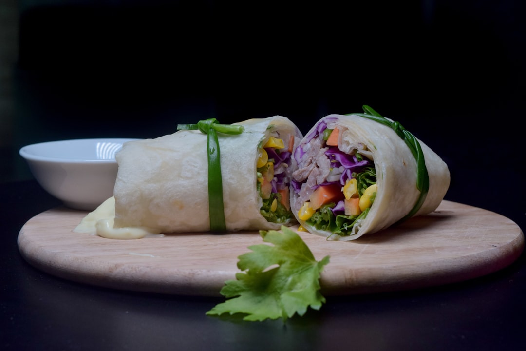 découvrez l'univers savoureux des burritos, ces délicieux wraps mexicains garnis de viandes, légumes et sauces variées. parfaits pour un repas rapide ou une soirée entre amis, les burritos allient tradition et créativité pour satisfaire toutes vos envies gourmandes.