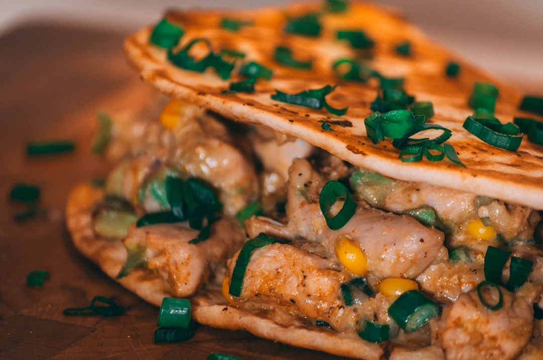 découvrez nos délicieux burritos, préparés avec des ingrédients frais et savoureux, pour une explosion de saveurs à chaque bouchée. parfaits pour un repas sur le pouce ou un dîner convivial, nos burritos vous transporteront au cœur de la gastronomie mexicaine.
