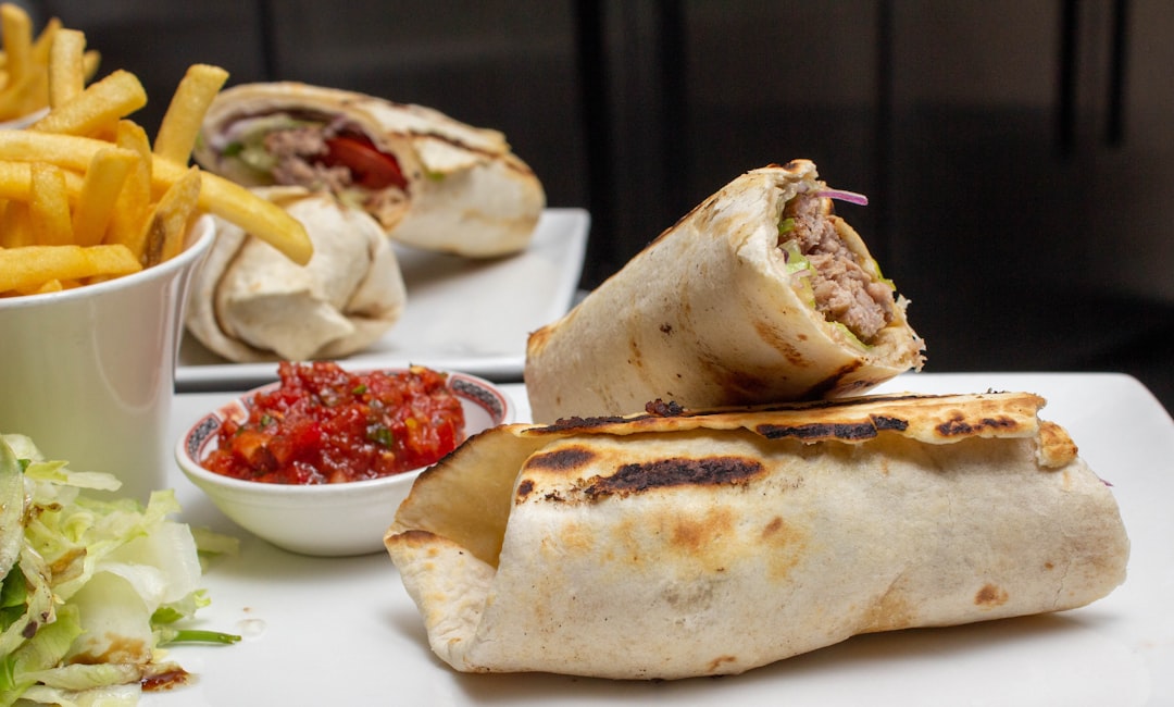 découvrez nos délicieux burritos, garnis d'ingrédients frais et savoureux. que vous soyez fan de viande, de légumes ou de recettes végétariennes, nos burritos artisanaux sont la solution parfaite pour un repas rapide et gourmand. savourez chaque bouchée !