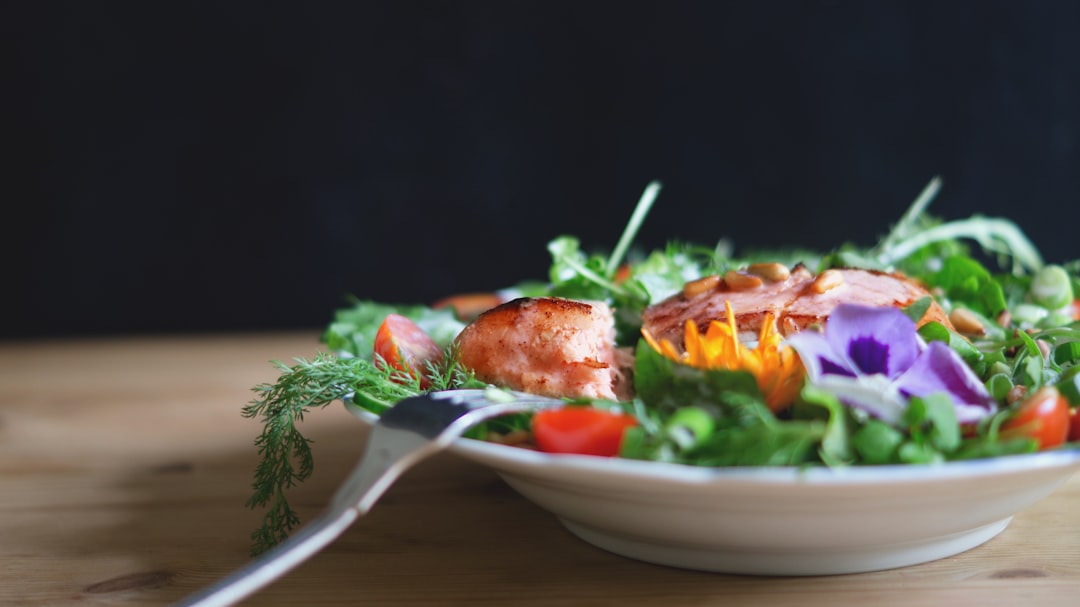 découvrez notre délicieuse recette de salade césar, un mélange parfait de laitue croquante, de croutons dorés, de parmesan savoureux et de vinaigrette crémeuse. idéale comme plat principal ou accompagnement, cette salade classique ravira vos papilles à chaque bouchée.