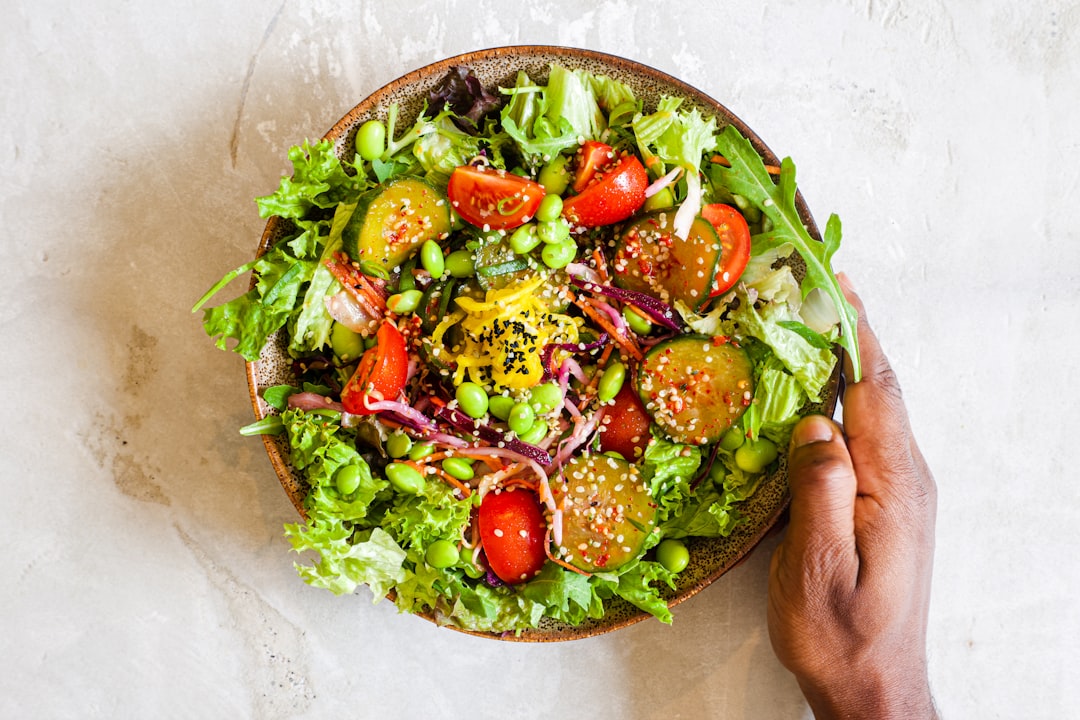 découvrez notre délicieuse recette de salade césar, une combinaison parfaite de laitue croquante, de poulet grillé, de croûtons dorés et d'une sauce onctueuse au parmesan. un plat savoureux et équilibré qui ravira vos papilles à chaque bouchée.