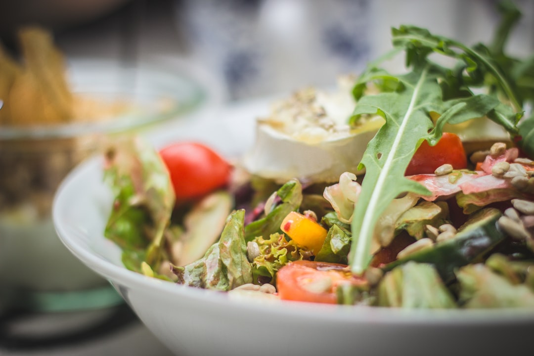 découvrez notre délicieuse recette de salade césar, un mélange onctueux de laitue fraîche, de croûtons dorés, de poulet grillé, le tout agrémenté d'une sauce crémeuse au parmesan. parfaite pour une entrée légère ou un plat principal, cette salade allie saveurs et textures pour le plaisir de vos papilles.