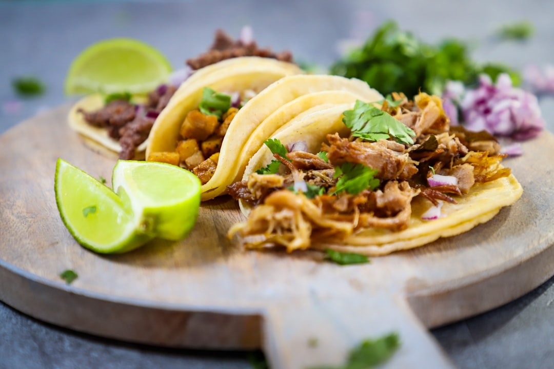 découvrez la recette authentique des carnitas, un plat mexicain savoureux à base de porc mariné et mijoté. apprenez à préparer ces délicieuses bouchées tendres et croustillantes, parfaites pour vos tacos et burritos, et plongez dans l'univers des saveurs mexicaines.