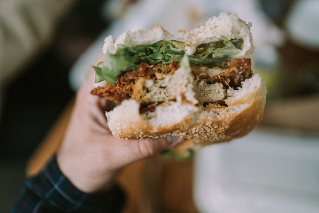 découvrez notre délicieux sandwich au poulet, un mélange parfait de saveurs saines et réconfortantes. préparé avec du poulet tendre, des légumes frais et une sauce savoureuse, il est idéal pour un déjeuner rapide ou un encas gourmand.