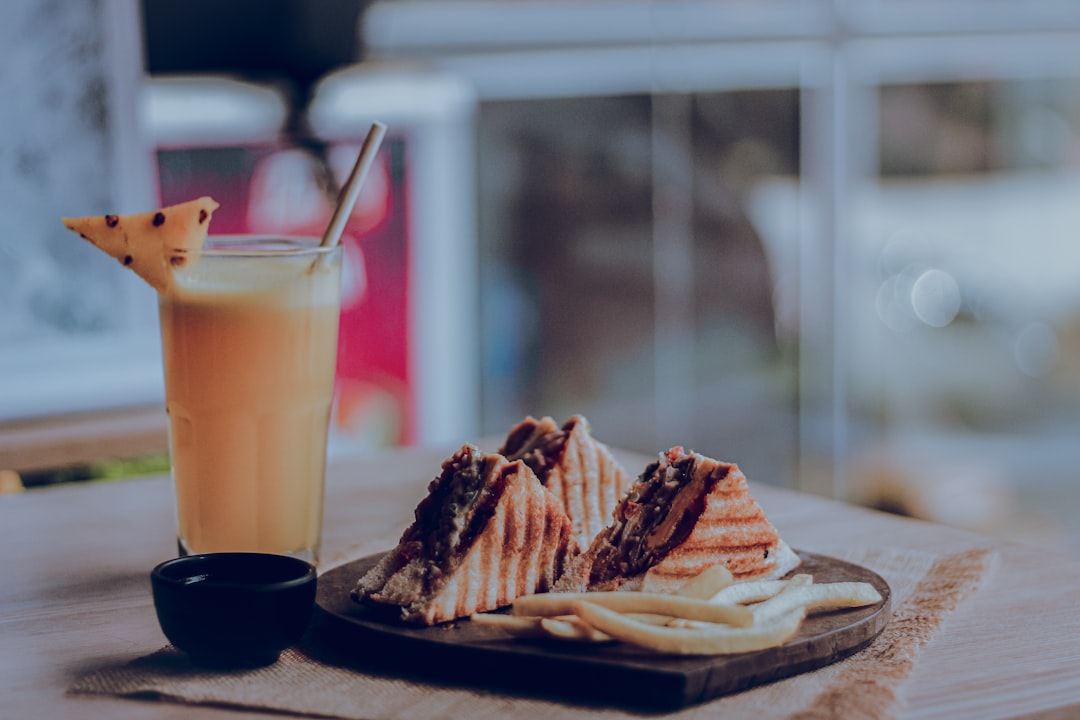 découvrez notre savoureux sandwich au poulet, garni de succulentes tranches de poulet grillé, de légumes frais et de sauces délicieuses. parfait pour votre pause déjeuner ou un repas rapide, ce sandwich allie goût et bien-être.
