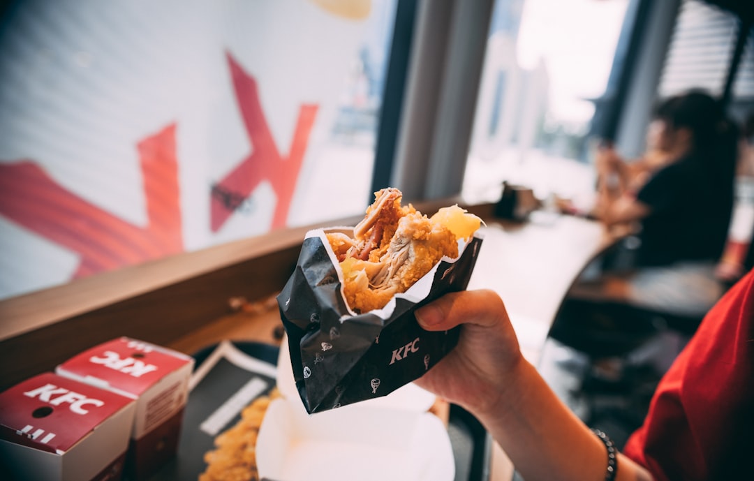 découvrez notre délicieux sandwich au poulet, composé de poulet tendre et juteux, de légumes frais et de sauces savoureuses, le tout servi dans un pain croustillant. parfait pour un déjeuner rapide ou un encas copieux.