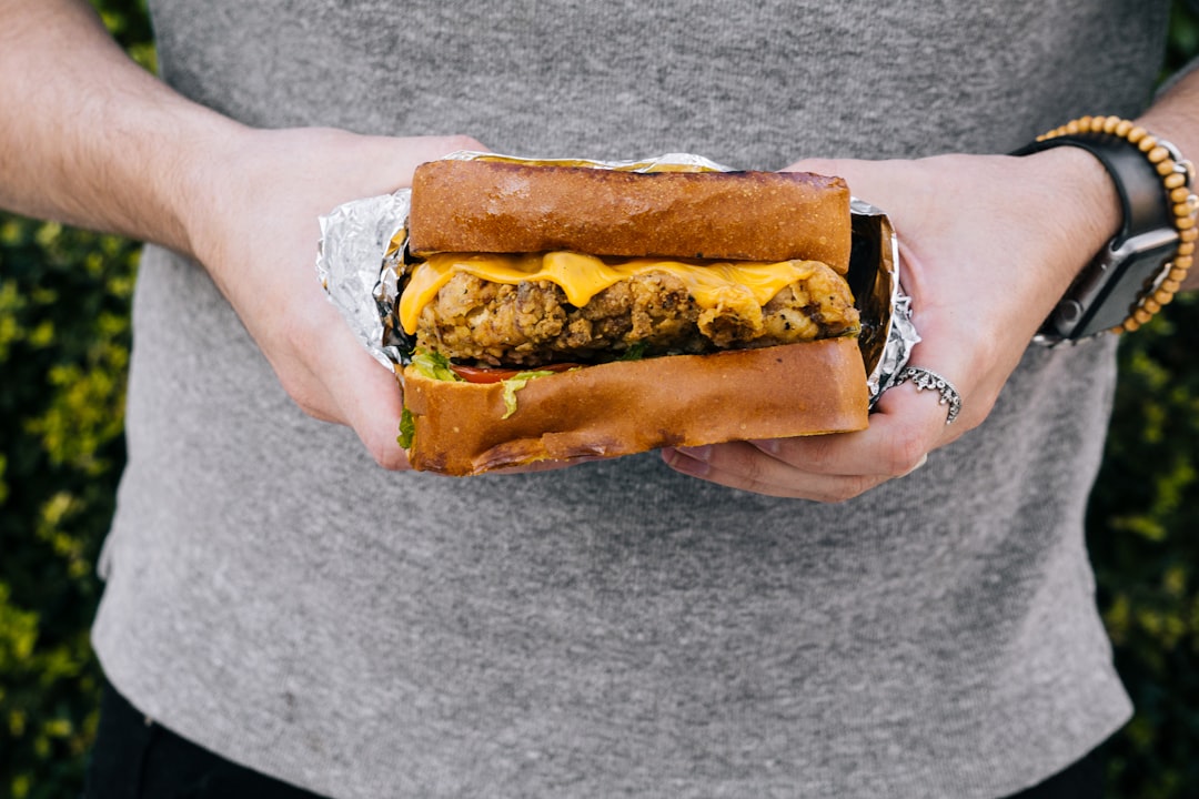 découvrez notre délicieux sandwich au poulet, garni de morceaux tendres de poulet grillé, de légumes frais et d'une sauce savoureuse, le tout servi dans un pain croustillant. parfait pour un repas rapide ou un déjeuner sur le pouce!