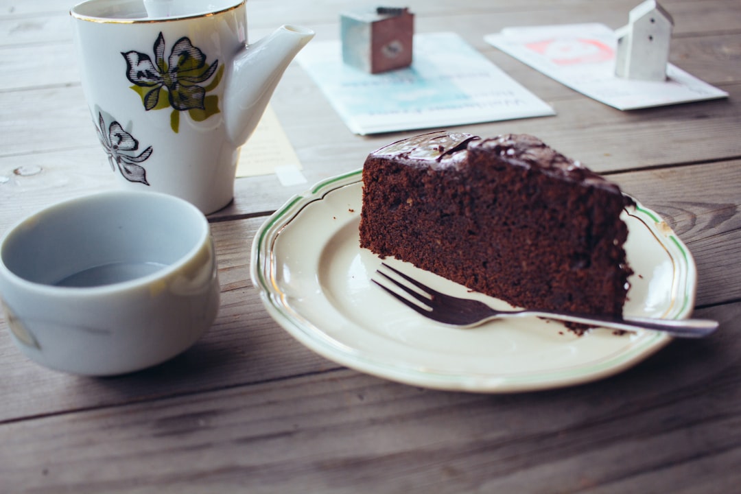 découvrez notre irrésistible recette de gâteau au chocolat, alliant moelleux et intensité du cacao. parfait pour toutes les occasions, ce dessert régalera vos papilles et séduira vos invités. suivez nos conseils pour réaliser un gâteau délicieux et aérien.