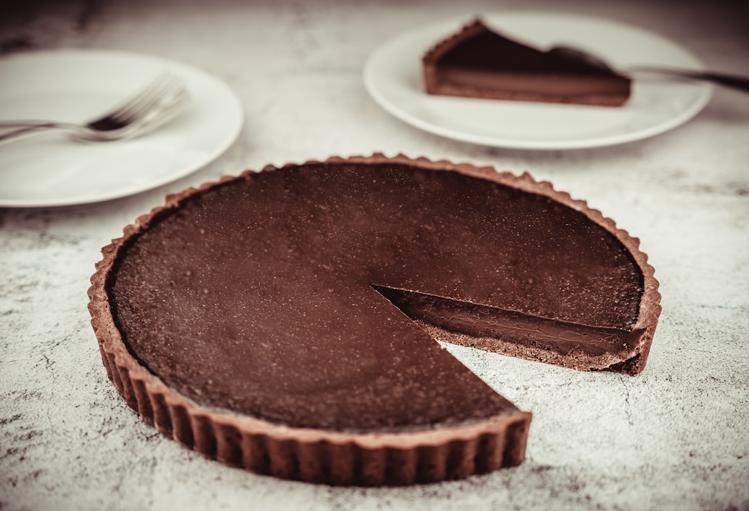 découvrez notre délicieuse recette de gâteau au chocolat, un dessert irrésistible pour les amateurs de chocolat. avec sa texture moelleuse et son goût riche, ce gâteau est parfait pour toutes les occasions, que ce soit un anniversaire, un goûter ou juste un moment de gourmandise. recette facile à suivre et ingrédients simples pour un résultat savoureux.
