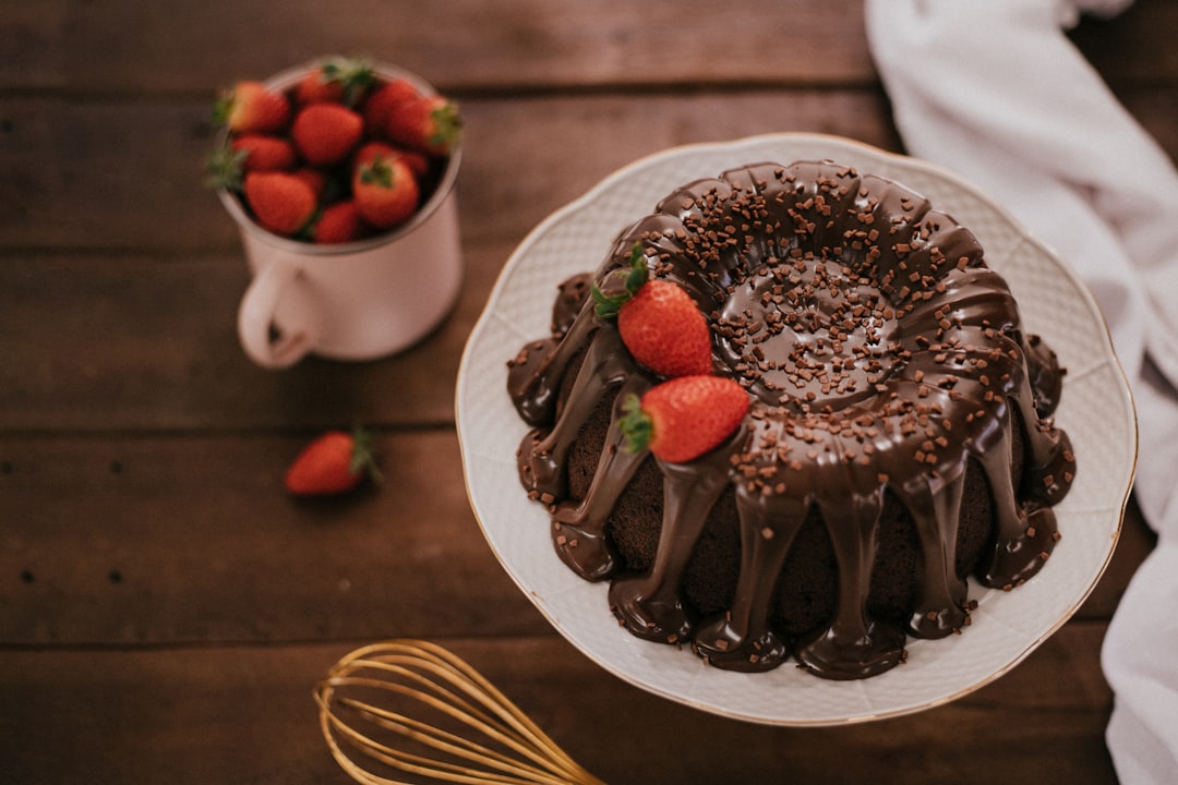 découvrez la recette irrésistible du gâteau au chocolat, un délice moelleux et fondant qui ravira vos papilles. parfait pour toutes les occasions, cette douceur chocolatée saura séduire petits et grands. préparez-vous à faire le plein de bonheur avec ce dessert incontournable !