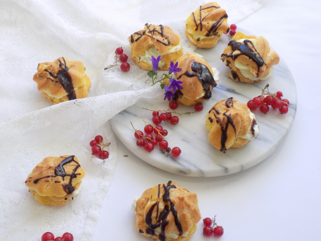 découvrez l'art de la pâte à choux, une délicieuse préparation française qui se transforme en éclairs, profiteroles et choux à la crème. apprenez les techniques pour réussir cette base incontournable de la pâtisserie et émerveillez vos convives avec des créations sucrées et salées irrésistibles.