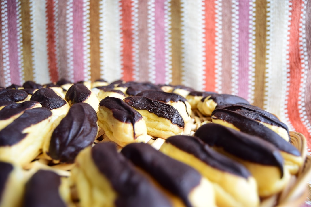 découvrez la magie de la pâte à choux, une préparation légère et croustillante idéale pour réaliser des éclairs, des choux à la crème et bien plus encore. apprenez les techniques essentielles pour maîtriser cette recette classique de la pâtisserie française.