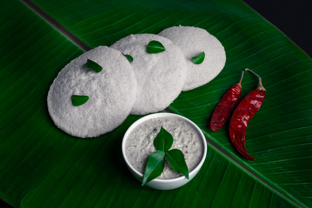 découvrez l'art du chutney, cette délicieuse sauce aux saveurs riches et variées. apprenez à préparer différents types de chutneys avec des fruits, légumes et épices pour rehausser vos plats et apporter une touche d'exotisme à votre cuisine.