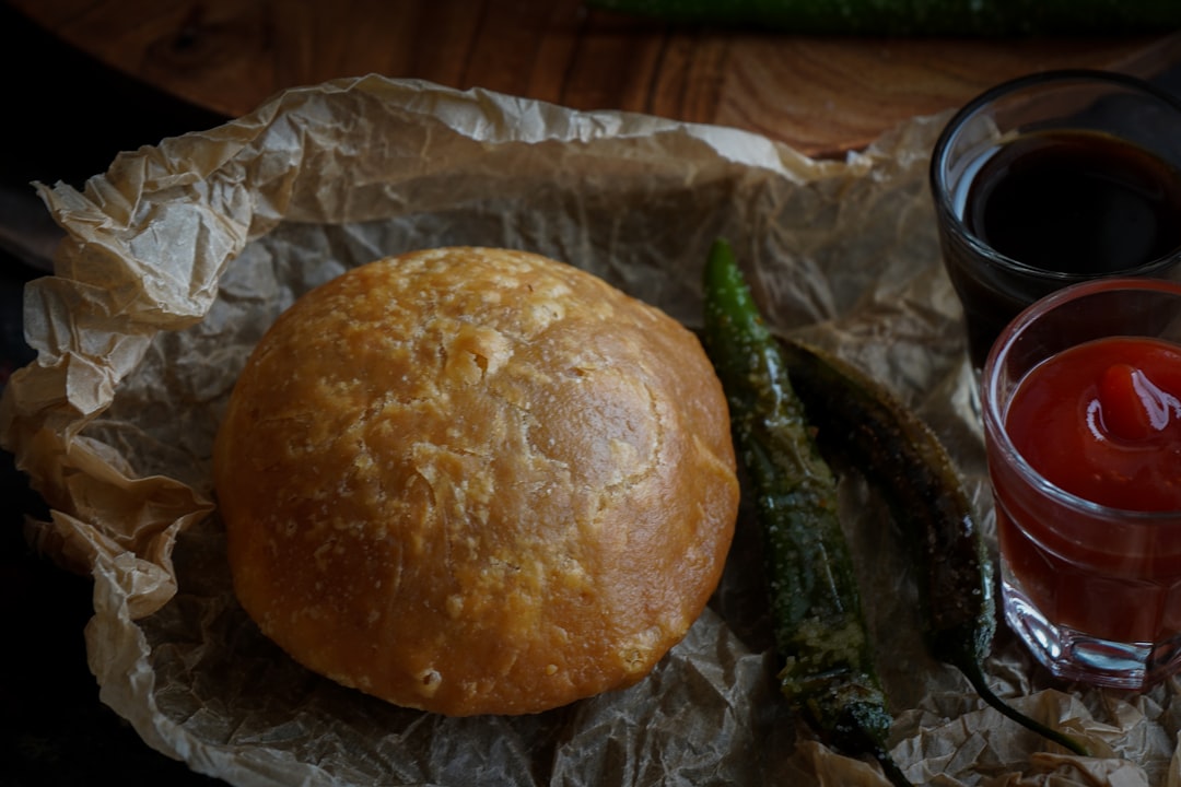 découvrez l'univers savoureux du chutney, cette délicieuse sauce sucrée-salée qui accompagne à merveille vos plats. apprenez à préparer des recettes variées et originales, alliant fruits et épices, pour rehausser vos mets avec une touche d'exotisme. parfait pour vos apéritifs ou comme condiment, le chutney saura ravir vos papilles.