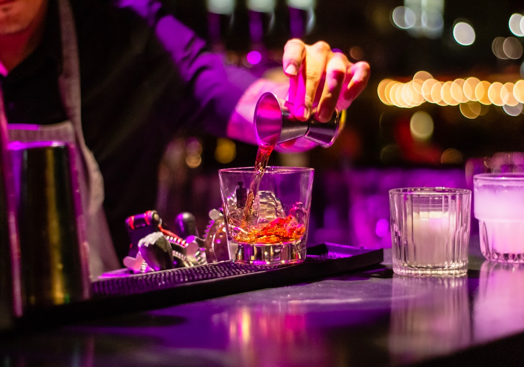 découvrez l'univers des cocktails : recettes originales, techniques de mixologie et astuces pour créer des boissons savoureuses à la maison. éveillez vos sens avec des mélanges exceptionnels, pour des soirées inoubliables entre amis.