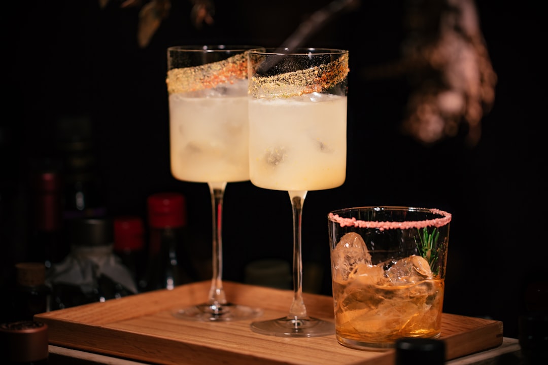 découvrez notre sélection de cocktails rafraîchissants et créatifs pour toutes les occasions. que vous soyez amateur de recettes classiques ou en quête de nouvelles saveurs, plongez dans l'univers enivrant des cocktails et impressionnez vos convives avec des mélanges savoureux et originaux.
