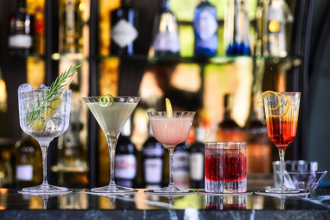 découvrez des recettes de cocktails innovants et savoureux pour impressionner vos invités. explorez des mélanges uniques, des conseils de préparation et des astuces pour devenir le maître des cocktails à la maison.