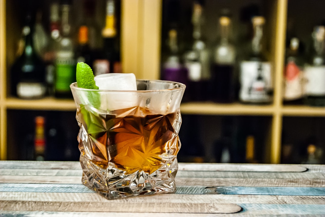 découvrez l'univers rafraîchissant des cocktails avec des recettes variées et innovantes. que vous soyez novice ou expert, trouvez l'inspiration pour vos soirées grâce à des mélanges audacieux et des techniques de préparation faciles à suivre.