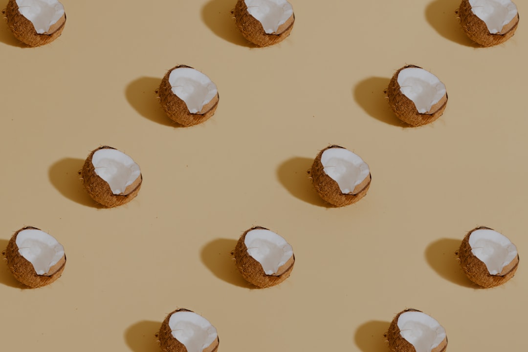 découvrez les bienfaits de l'huile de coco, un produit polyvalent aux usages variés, allant de la cuisine à la beauté. apprenez comment l'intégrer dans votre quotidien pour améliorer votre santé et sublimer votre peau.