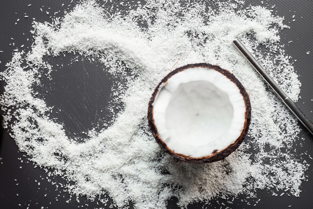 découvrez les bienfaits de l'huile de coco, un ingrédient naturel polyvalent pour la cuisine, les soins de la peau et des cheveux. apprenez à l'utiliser pour profiter de ses propriétés hydratantes et nutritives au quotidien.
