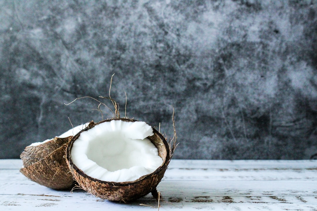 découvrez les multiples bienfaits de l'huile de coco, un ingrédient naturel prisé pour ses propriétés hydratantes et nourrissantes. idéale pour la cuisine, les soins de la peau et les cheveux, l'huile de coco est un véritable allié du quotidien.