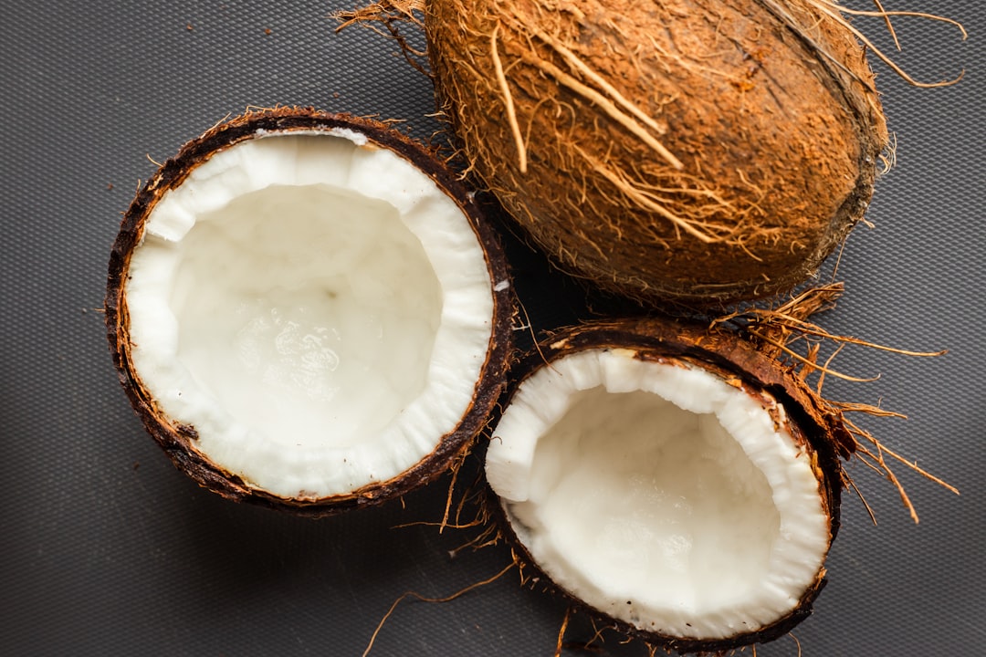 découvrez les bienfaits de l'huile de coco, un incontournable en matière de soins corporels et culinaires. apprenez à l'intégrer dans votre routine quotidienne pour une peau nourrie, des cheveux brillants et des recettes savoureuses.