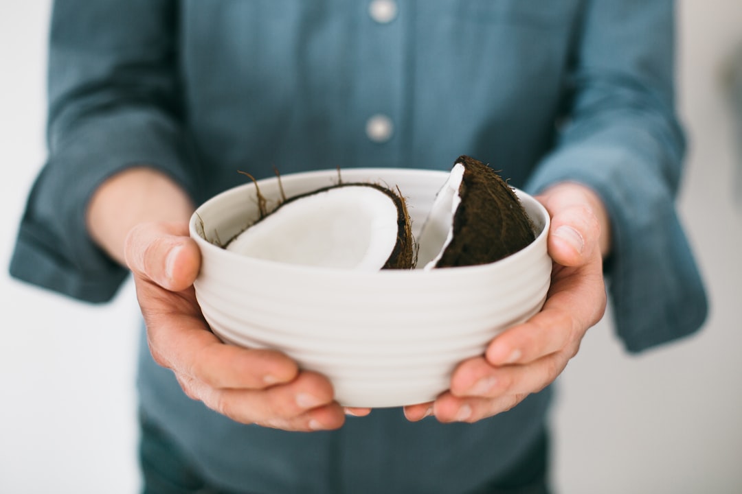 découvrez les bienfaits de l'huile de coco, un produit naturel polyvalent qui hydrate la peau, nourrit les cheveux et enrichit vos recettes culinaires. profitez de ses propriétés antioxydantes et moins de gras saturé pour un mode de vie sain.