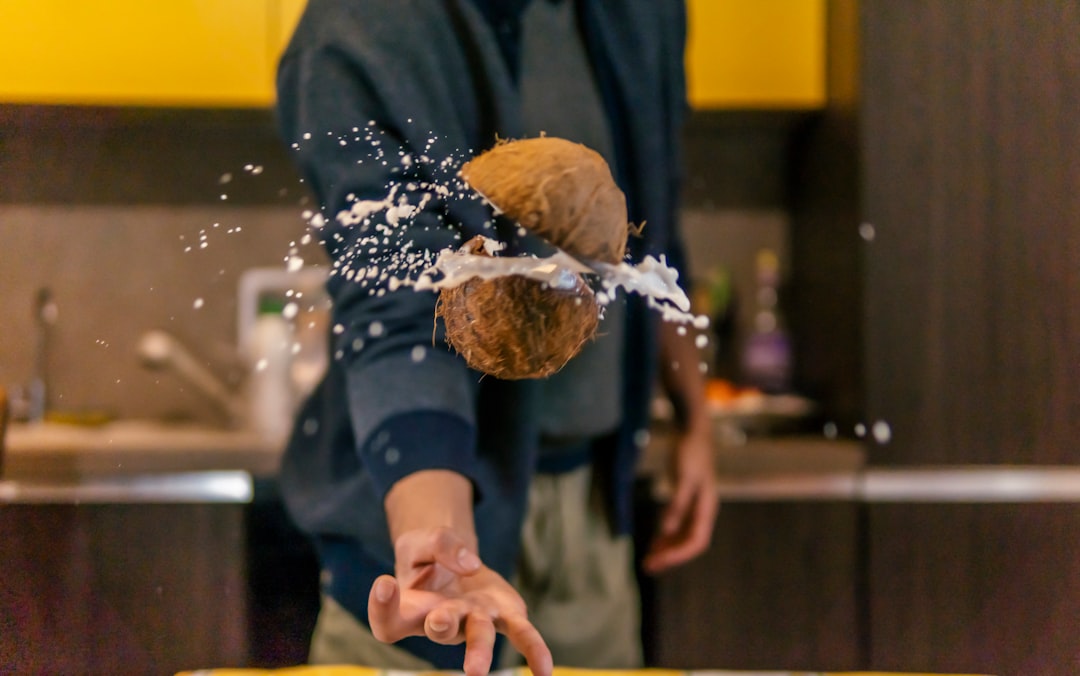 découvrez les bienfaits de l'huile de coco, un véritable trésor naturel pour votre santé et votre beauté. idéale en cuisine, pour les soins de la peau et des cheveux, l'huile de coco est polyvalente et nutritive. transformez votre quotidien avec cet ingrédient incontournable!