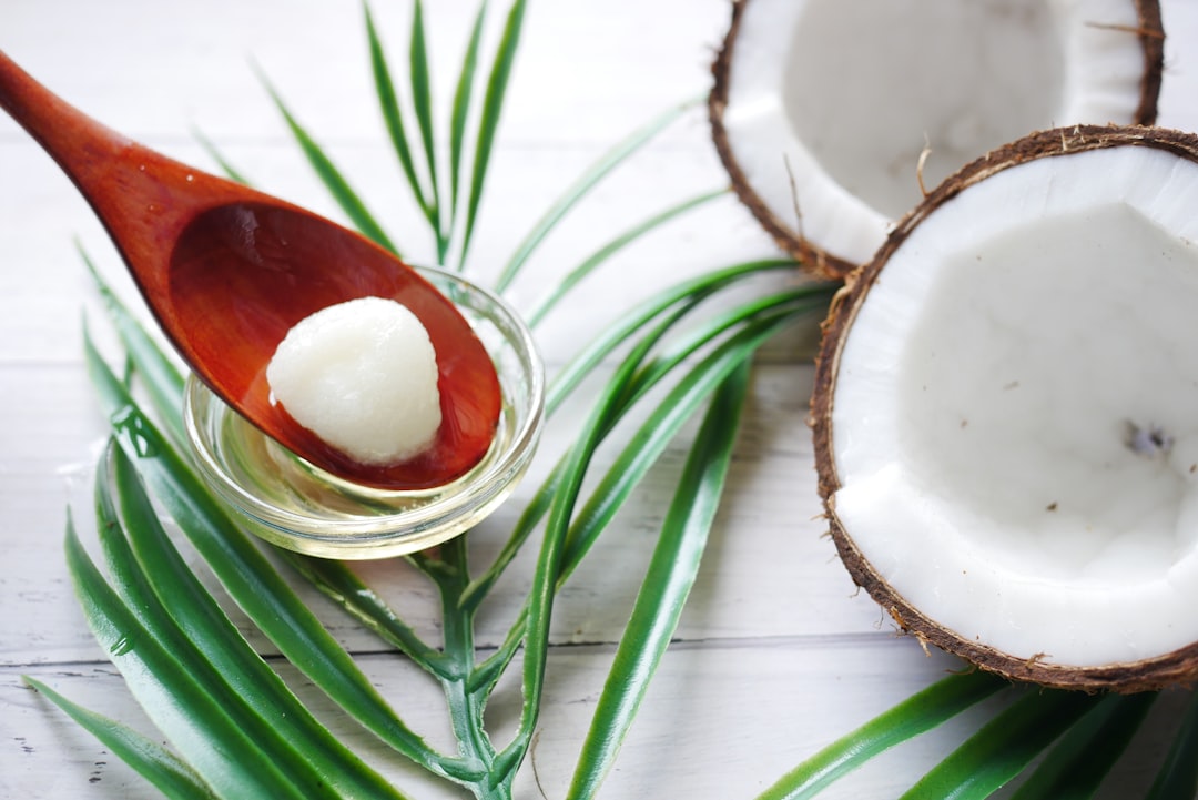 découvrez les nombreux bienfaits de l'huile de coco, un trésor naturel aux propriétés hydratantes et réparatrices. idéale pour la cuisine, les soins de la peau et des cheveux, l'huile de coco est un allié santé incontournable. explorez comment l'intégrer dans votre quotidien pour une vie plus saine et équilibrée.
