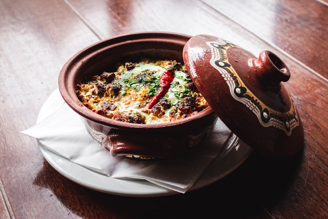découvrez les traditions culinaires du monde entier, enrichies d'histoires fascinantes et de recettes authentiques. plongez dans l'art de la cuisine et apprenez comment chaque culture façonne ses plats avec passion.