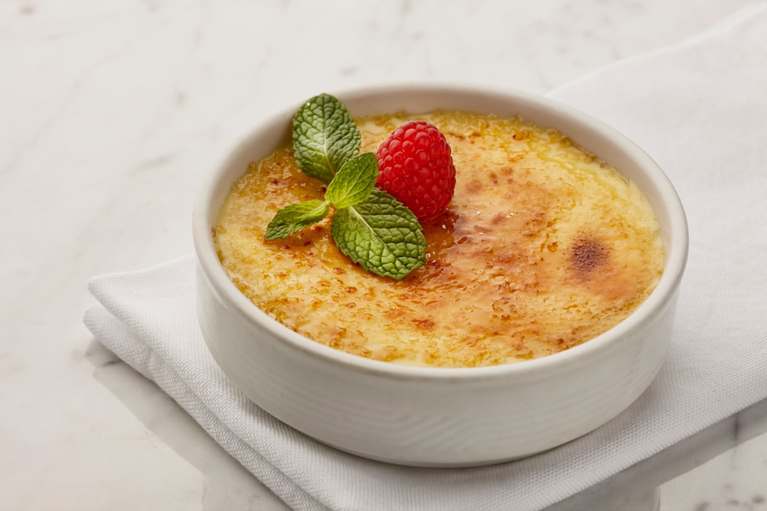 découvrez la délicieuse crème brûlée, un dessert classique français alliant une texture crémeuse et un caramel croquant. parfaite pour toute occasion, cette recette facile apportera une touche de raffinement à votre table. apprenez à la préparer et ravissez vos invités avec ce délice sucré.